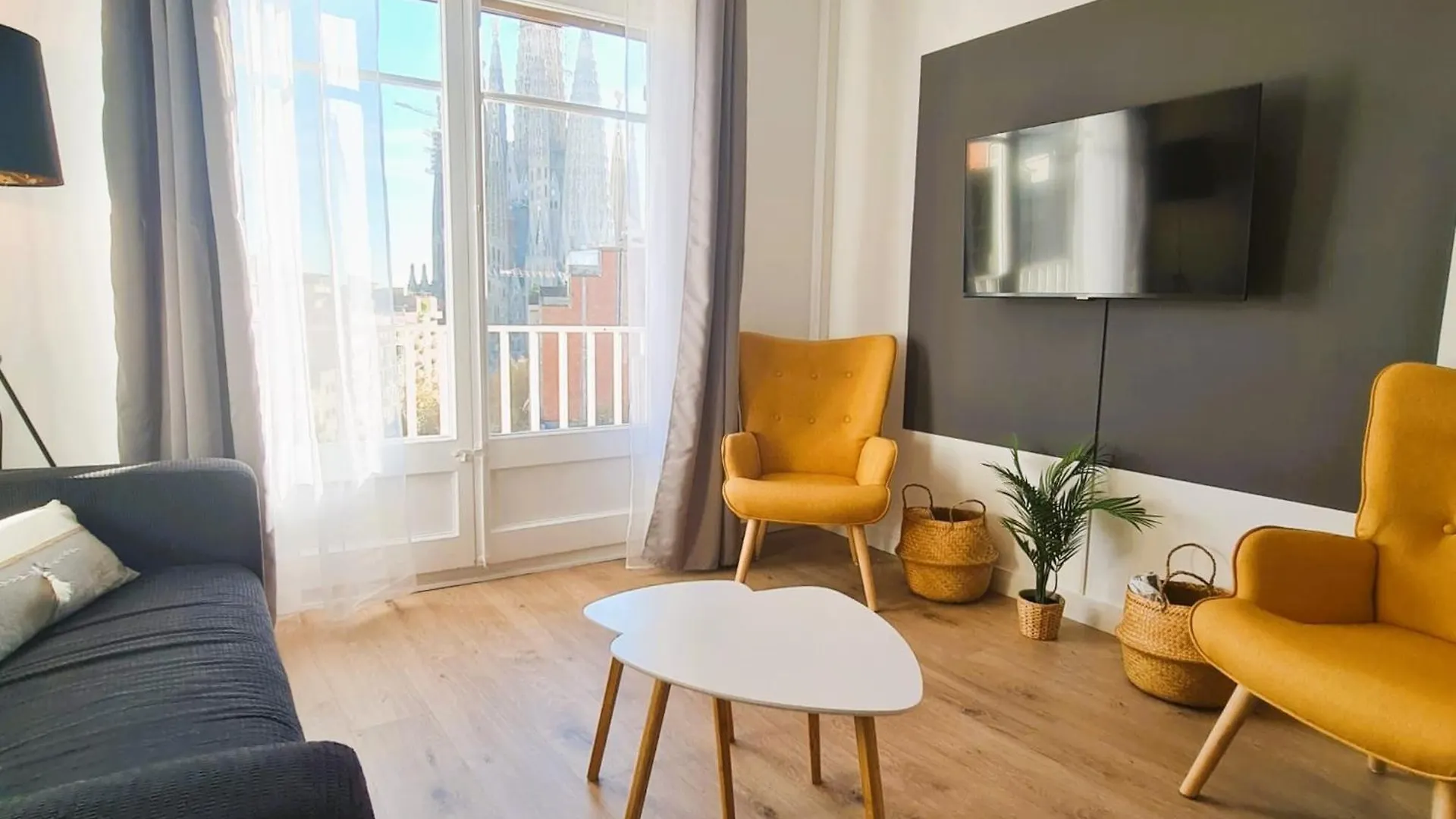 G74 Avenida Gaudi Nice 4 Bedrooms Apartment With Balcony- Sagrada Familia 巴塞罗那