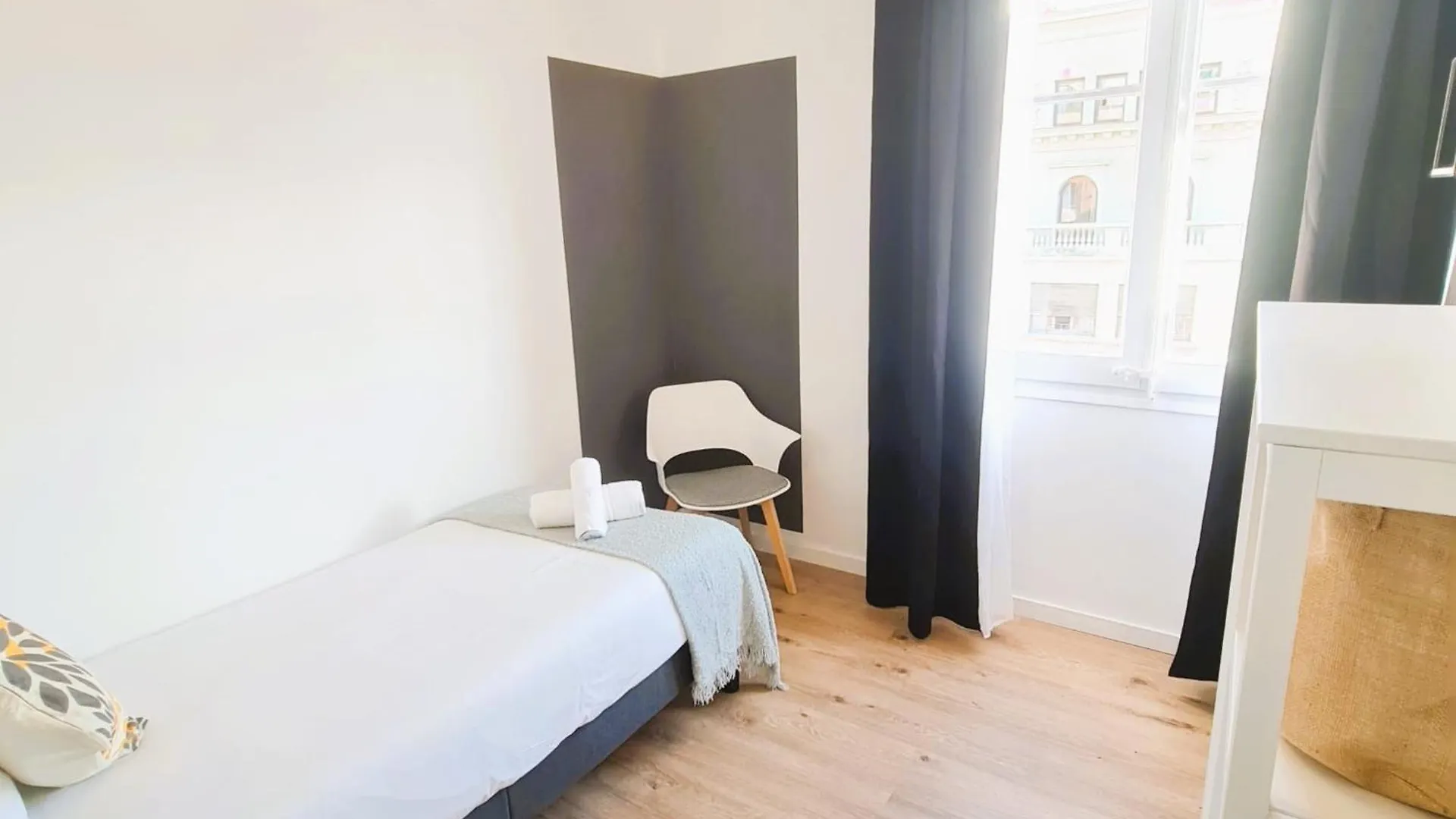 G74 Avenida Gaudi Nice 4 Bedrooms Apartment With Balcony- Sagrada Familia 巴塞罗那