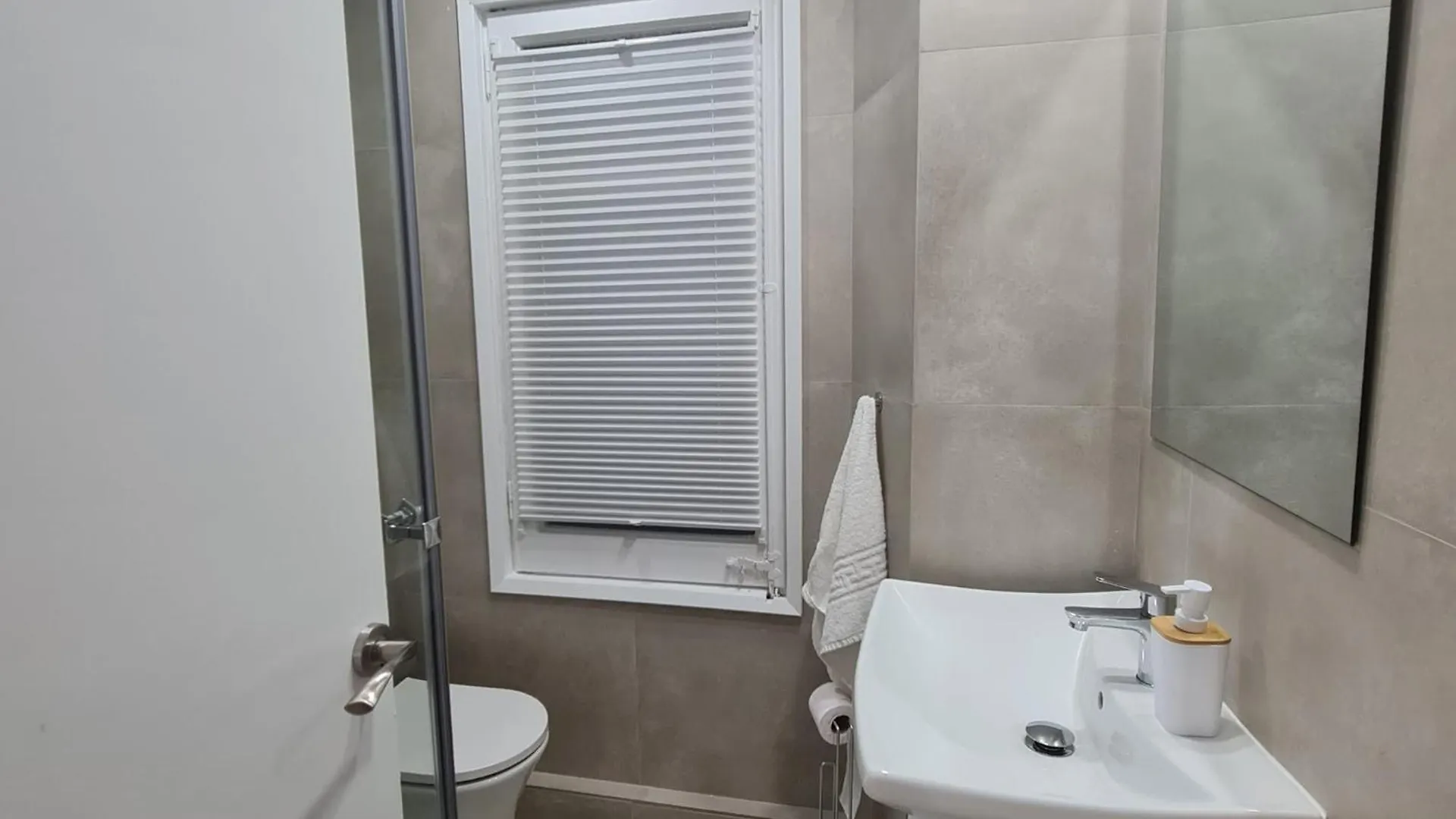 G74 Avenida Gaudi Nice 4 Bedrooms Apartment With Balcony- Sagrada Familia 巴塞罗那