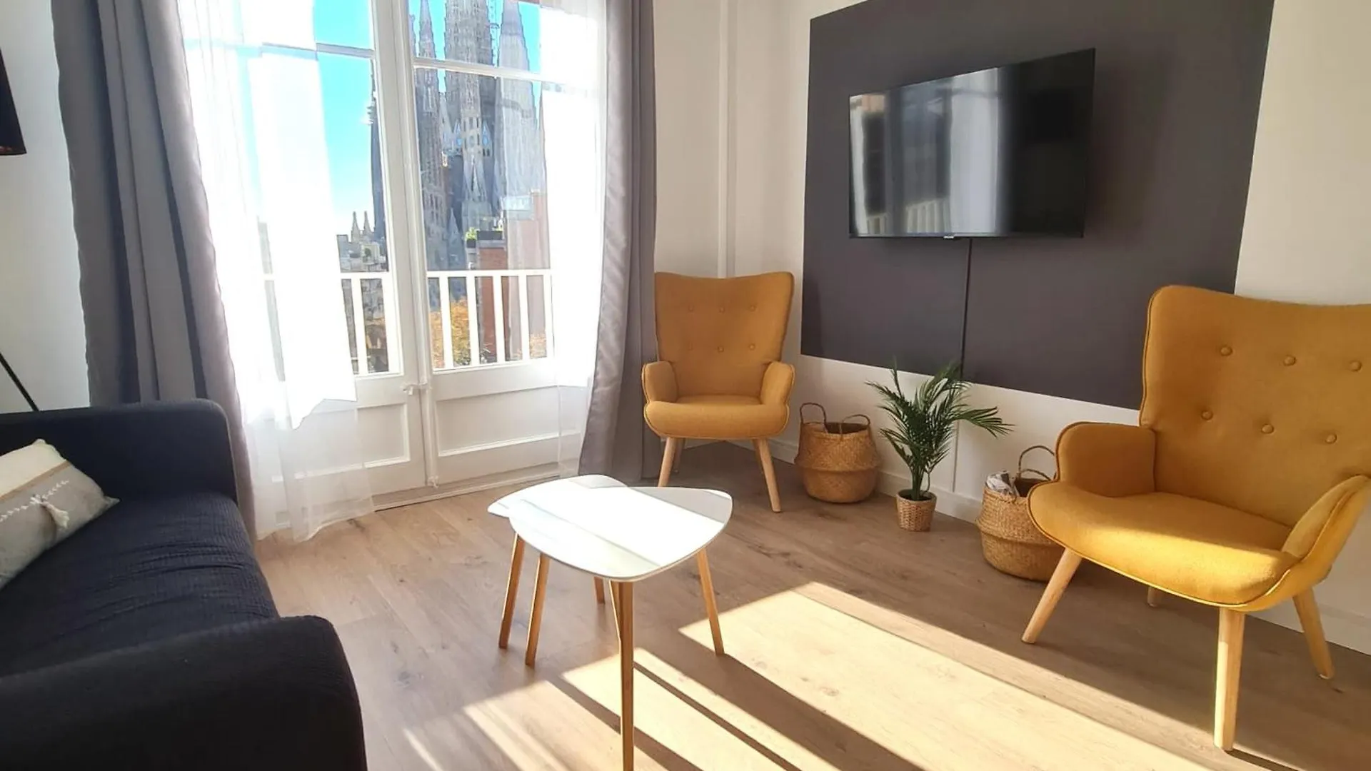 G74 Avenida Gaudi Nice 4 Bedrooms Apartment With Balcony- Sagrada Familia location
