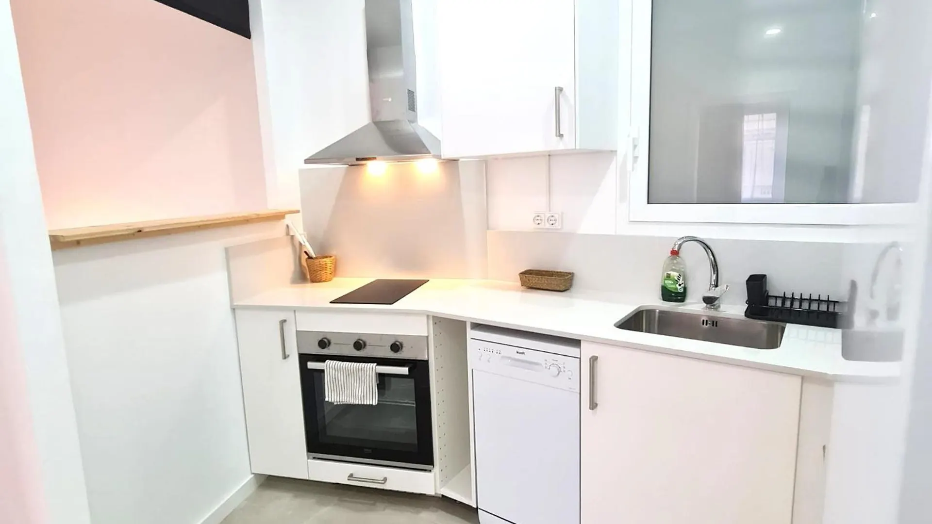G74 Avenida Gaudi Nice 4 Bedrooms Apartment With Balcony- Sagrada Familia Barcelona