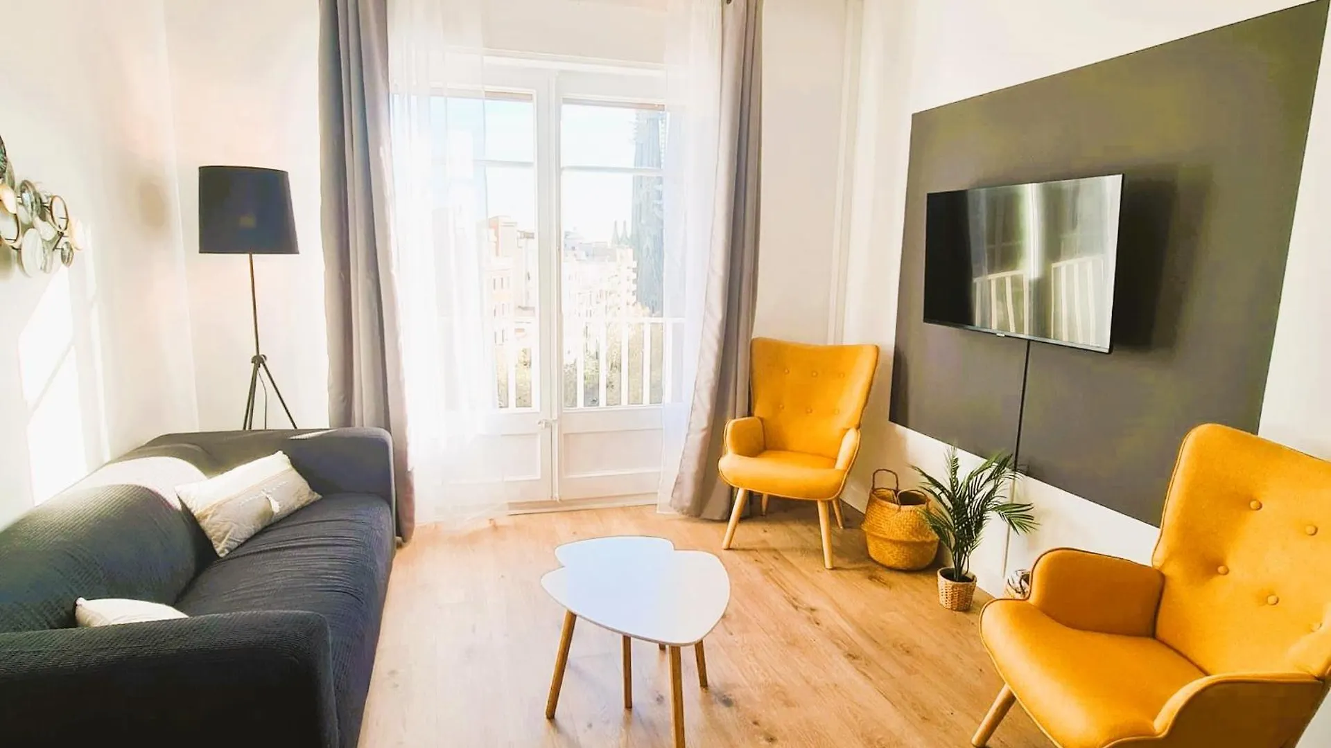 G74 Avenida Gaudi Nice 4 Bedrooms Apartment With Balcony- Sagrada Familia Barcelona