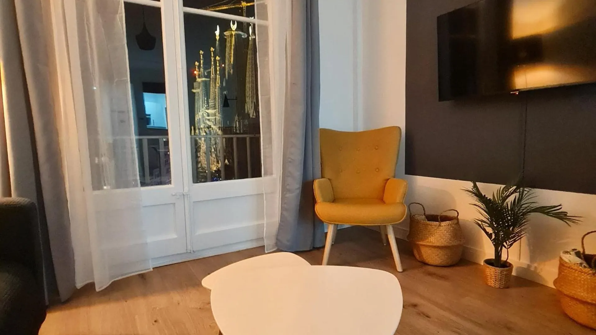 G74 Avenida Gaudi Nice 4 Bedrooms Apartment With Balcony- Sagrada Familia Barcelona